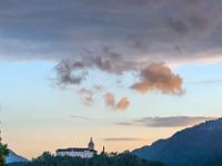 Leuchtende Wolken schweben über Schloß Hohenaschau